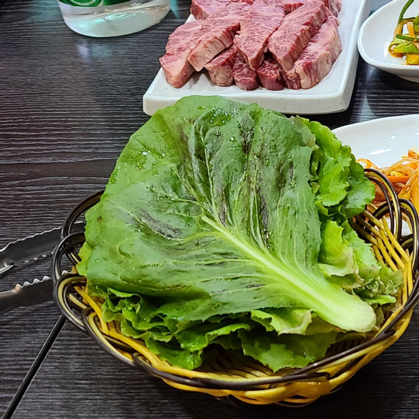 홍천 서면 고깃집 도담골 - 매장 옆 유기농 텃밭에서 직접 기른 신선한 쌈채소